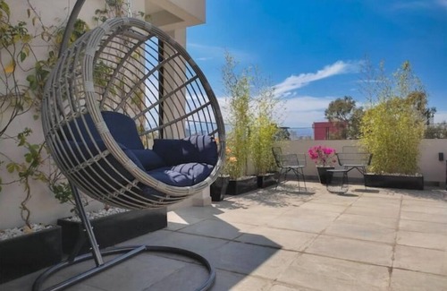 Colonia Cuauhtemoc Apartment | Industrial Elegance: Relax with Spa and Breakfast Amenities