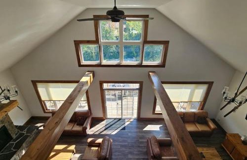 The Blue Mountains Ski Chalet | Modern Memories 8BR Hillside Chalet w BBQ, Laundry and 6.5WR