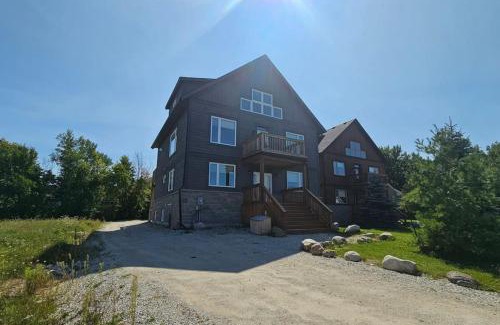 The Blue Mountains Ski Chalet | Modern Memories 8BR Hillside Chalet w BBQ, Laundry and 6.5WR