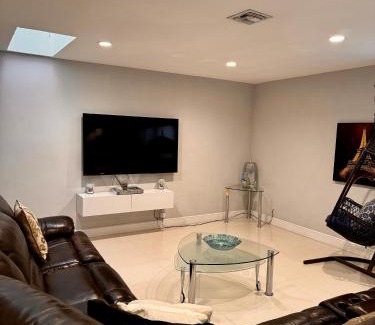 Westchester House | Stylish 3-Bedroom Retreat in Central Miami - Family Friendly