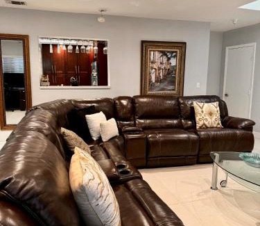 Westchester House | Stylish 3-Bedroom Retreat in Central Miami - Family Friendly