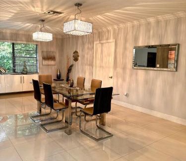 Westchester House | Stylish 3-Bedroom Retreat in Central Miami - Family Friendly