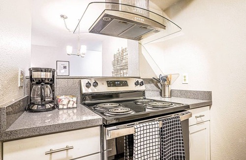Bridle Trails Condo | Stylish Redmond Campus Condo with Balcony & Great Amenities