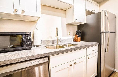 Bridle Trails Condo | Stylish Redmond Campus Condo with Balcony & Great Amenities