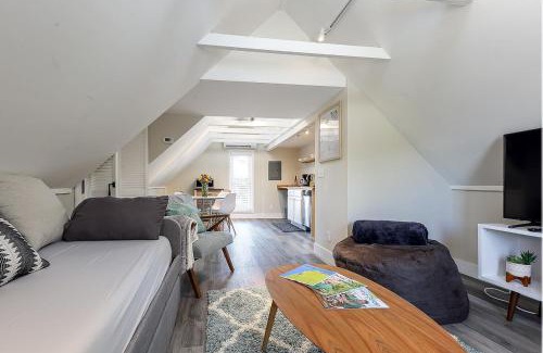 Traverse City House | Stylish Downtown Hotel with Walkable Access & Pet Friendly