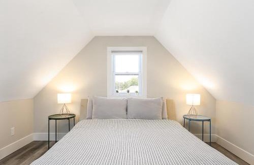 Traverse City House | Stylish Downtown Hotel with Walkable Access & Pet Friendly