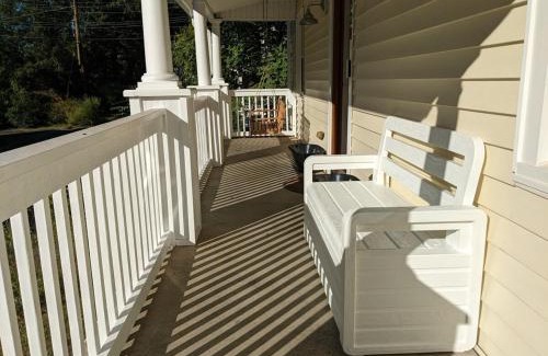 Durham House | Stylish Mill House - 3BR in Downtown Durham, Pet Friendly