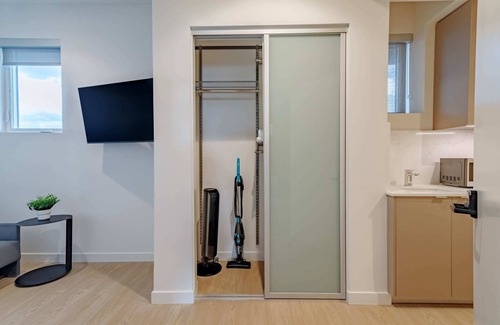 West Los Angeles Apartment | Contemporary Coliving Suite Near UCLA with Kitchen Access