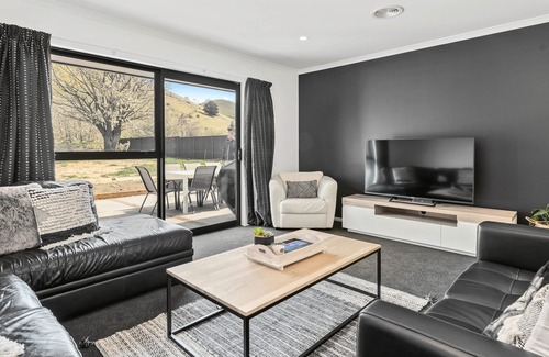 Lowburn Cottage | Modern Mount Pisa - Cromwell Holiday Home