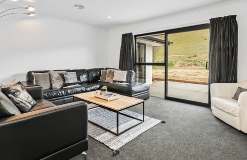 Lowburn Cottage | Modern Mount Pisa - Cromwell Holiday Home