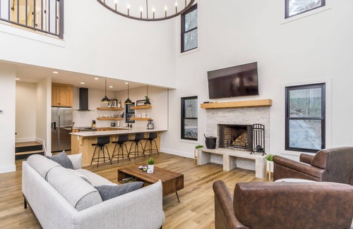 Dahlonega House | Modern Mountain Escape with Hot Tub & Pet-Friendly Amenities