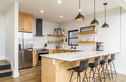 Dahlonega House | Modern Mountain Escape with Hot Tub & Pet-Friendly Amenities