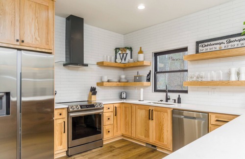 Dahlonega House | Modern Mountain Escape with Hot Tub & Pet-Friendly Amenities
