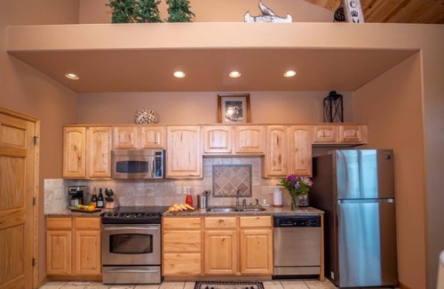 Stanley Hills Condo | Tranquil Mountain Retreat with Spa and Hot Tub Amenities