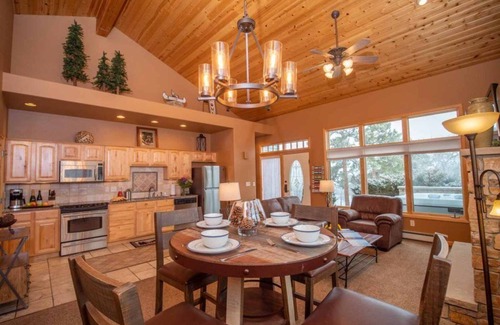Stanley Hills Condo | Tranquil Mountain Retreat with Spa and Hot Tub Amenities