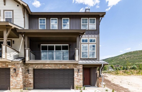 Deer Mountain House | Tranquil Modern Mountain Retreat for Family Getaways