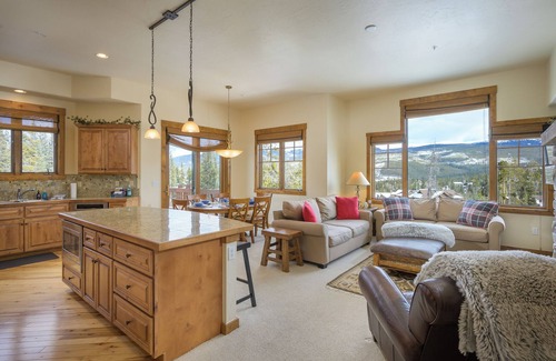 Bear Crossing House | Modern mountain stay w/hot tub & balcony