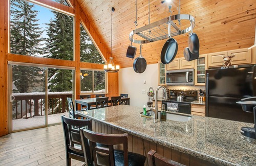 Snoqualmie Pass House | Cozy Mountain Chalet: Fireplace, Foosball & Slope Access