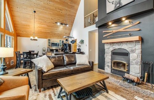 Snoqualmie Pass House | Cozy Mountain Chalet: Fireplace, Foosball & Slope Access