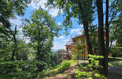 Bergton Cabin | Inviting Mountain-top Log Cabin with Breathtaking Views