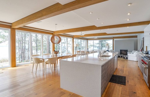 Bracebridge Cottage | Experience Modern Muskoka: Unmatched Views and Amenities