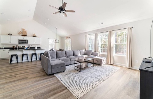 Oriental House | Spacious Home with 6 Beds, WiFi & Water Access Awaits