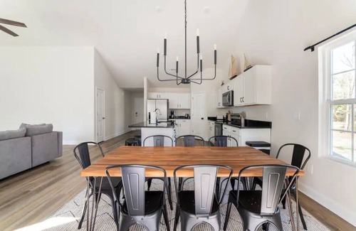 Oriental House | Spacious Home with 6 Beds, WiFi & Water Access Awaits