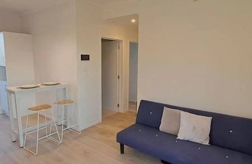 Northcote Apartment | Modern near parks, shopping, and dining. family-ready!
