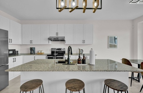 Pickering House | Modern Nest - 4 BR House, 5 Beds, 2.5 Baths, 3 Park