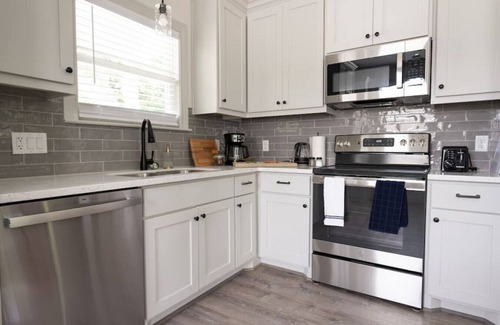 Bryan House | Guest Rated 10/10: Modern Nest with Ideal Family Amenities