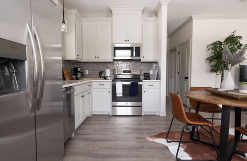 Bryan House | Guest Rated 10/10: Modern Nest with Ideal Family Amenities