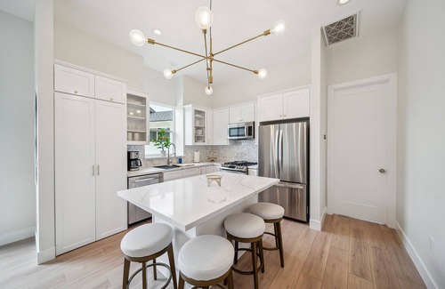 Claremont Cottage | Stylish 2 Bed Casita with Ocean View in Quiet Claremont