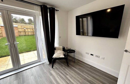 Ebbsfleet Valley House | Modern Newly home with built 5 beds , 5 minutes from Ebbsfleet international!