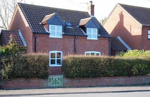 Sea Palling Cottage | Beachside Retreat: Newly Refurbished with Ocean Views