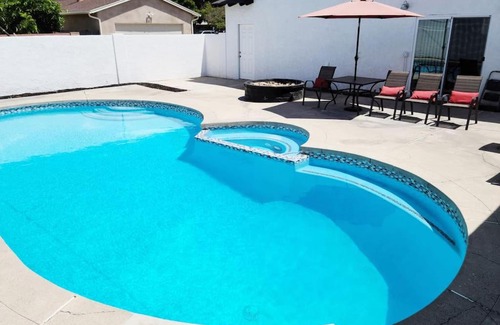 Orange House | Modern Newly Remodeled 1 Bed with Pool Access