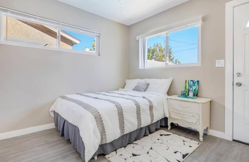 Orange House | Modern Newly Remodeled 1 Bed with Pool Access