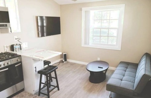 Orange House | Modern Newly Remodeled 1 Bed with Pool Access