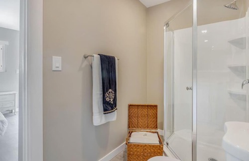 Orange House | Modern Newly Remodeled 1 Bed with Pool Access