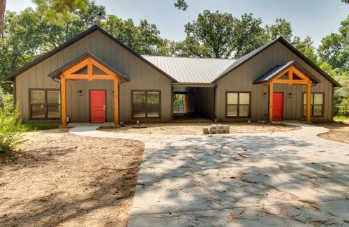 Mountain Home House | Modern Norfolk River Cabin with Shared Dock & Family-Friendly Amenities