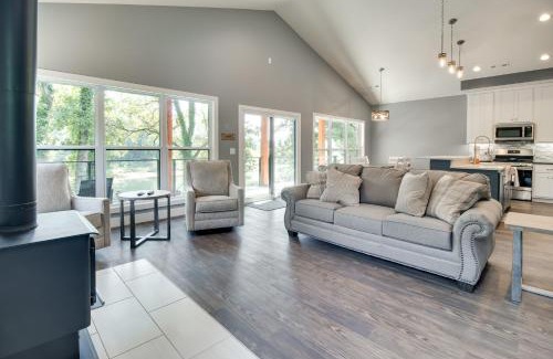 Mountain Home House | Modern Norfolk River Cabin with Shared Dock & Family-Friendly Amenities