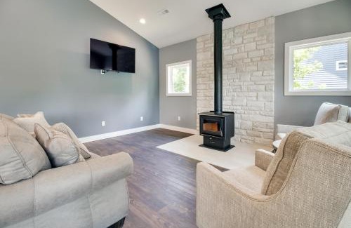 Mountain Home House | Modern Norfolk River Cabin with Shared Dock & Family-Friendly Amenities