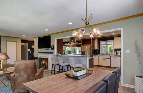Wooded Estates House | Modern Notre Dame Escape with Family-Friendly Amenities