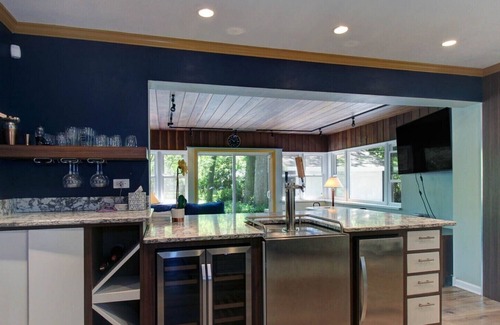 Wooded Estates House | Modern Notre Dame Escape with Family-Friendly Amenities