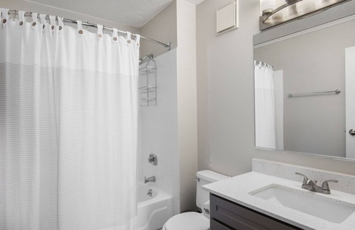 Oak Park Apartment | Modern Oak Park 1BR with Rooftop Lounge, Pet Friendly Stay