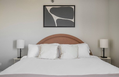 Oak Park Apartment | Modern Oak Park 1BR with Rooftop Lounge, Pet Friendly Stay