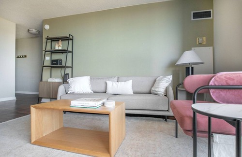 Oak Park Apartment | Modern Oak Park 1BR with Rooftop Lounge, Pet Friendly Stay