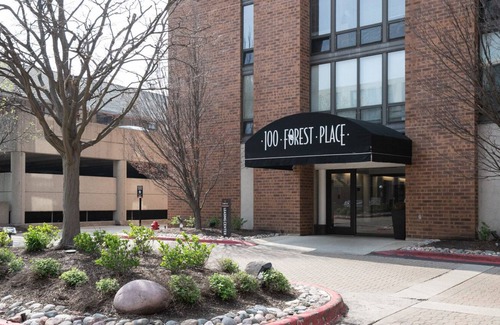 Oak Park Apartment | Modern Oak Park 2BR w/ Lounge & Roof, nr Downtown, by Blueground