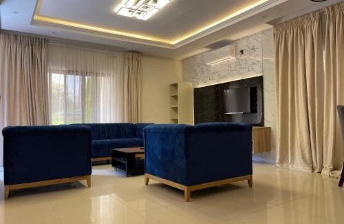 Lusaka Central Apartment | Modern Oasis - Exclusive Guest House Stay with Pool - New Kasama