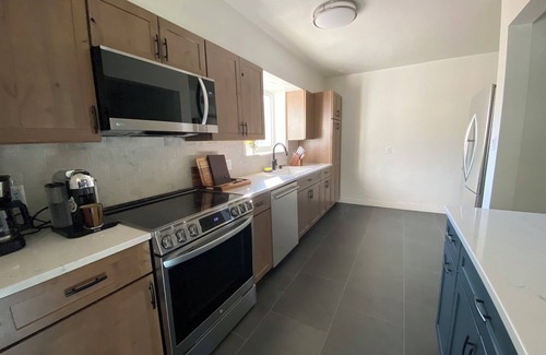 Palo Verde House | Pet-Friendly Retreat with Modern Kitchen & 10/10 Guest Rating