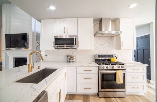 Garland House | Trendy Modern Oasis for Your Perfect Getaway